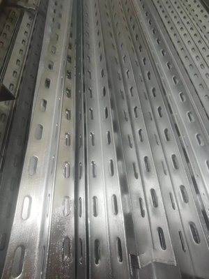 โล่ร้อนเหล็กกระดาษหมึก perforated ช่องเหล็กมุมเท่ากัน Lintel ด้วยรูเจาะ / สล็อตสตาร์เหล็ก
