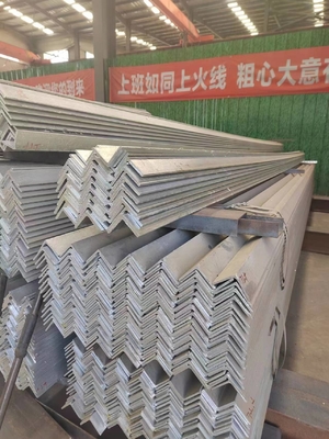 สแตนเลสมุมดํา ASTM A36 A53 Q235 Q345 คาร์บอนเท่า L รูปแบบสแตนเลสมุมอ่อนสําหรับโรงงาน