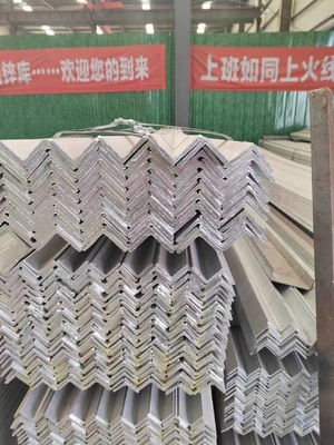 สแตนเลสมุมดํา ASTM A36 A53 Q235 Q345 คาร์บอนเท่า L รูปแบบสแตนเลสมุมอ่อนสําหรับโรงงาน
