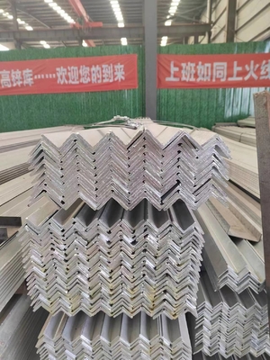 การก่อสร้าง การสร้างเรือ รถยนต์ Q195-Q420 ซีรีส์ เกรดเหล็กกระบอกเหล็กมุมที่มีรู