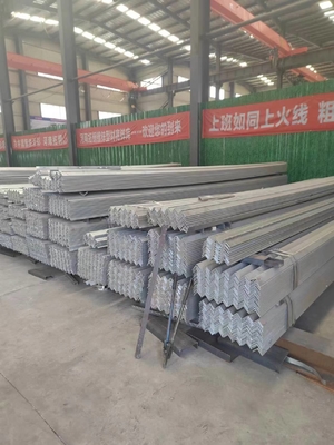 สแตนเลสเหล็กหมักร้อน MS Angle Q235 A36 SS400 S235JR สแตนเลส Angle Bar Tolerance ± 1%