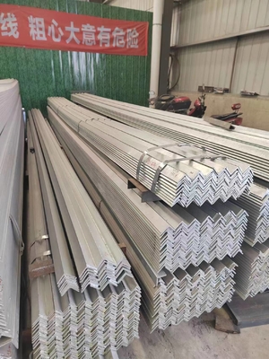 สแตนเลสเหล็กหมักร้อน MS Angle Q235 A36 SS400 S235JR สแตนเลส Angle Bar Tolerance ± 1%