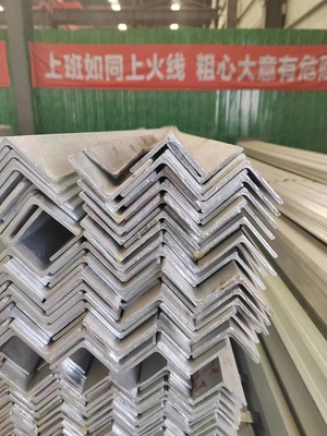 GB มาตรฐานเหล็กไร้สแตนเลส 2 นิ้วมุม ASTM A36 A53 Q235 Q345 คาร์บอนเท่ามุม