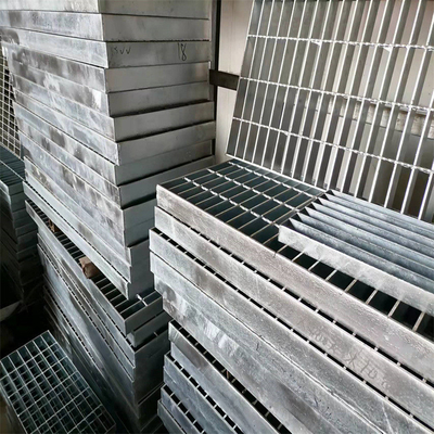 เงิน serrated Flat Bar catwalk สะพานเหล็ก Grating Walkway สําหรับครอบคลุมระบายน้ําอุตสาหกรรม