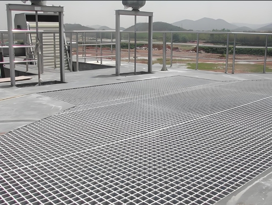ช่องคลื่นพายุครอบคลุมสแตนเลสอ่อนคลาย เครื่องตรวจสอบแผ่น Grating Mesh ด้วย 50mm Cross Bar Pitch