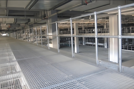 50 มิลลิเมตร Cross Bar Pitch โลหะพื้น Grating ด้วยเงินจบและการเคลือบป้องกันการกัดกร่อน