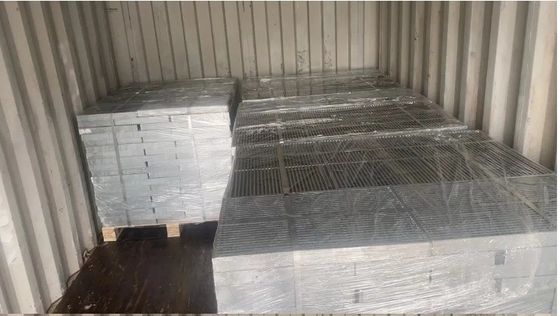 50 มิลลิเมตร Cross Bar Pitch โลหะพื้น Grating ด้วยเงินจบและการเคลือบป้องกันการกัดกร่อน